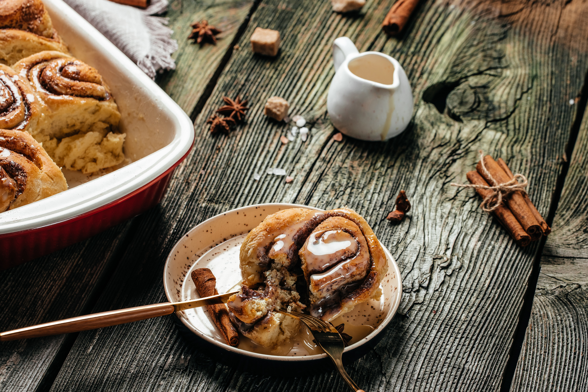 Aromatic Kürtőskalács with Cinnamon and Walnut Infusion — Dessert served and photographed from above