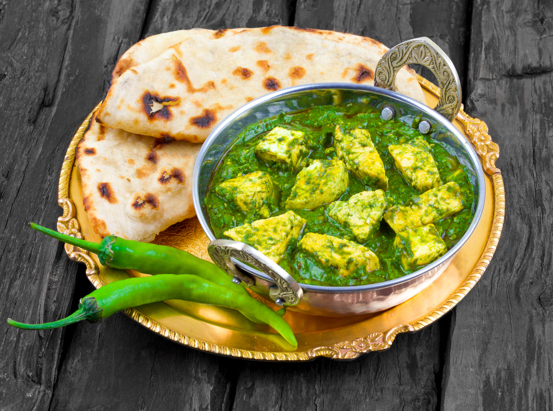 Punjabi Saag Paneer with Tandoori Roti — Main Course served and photographed from above