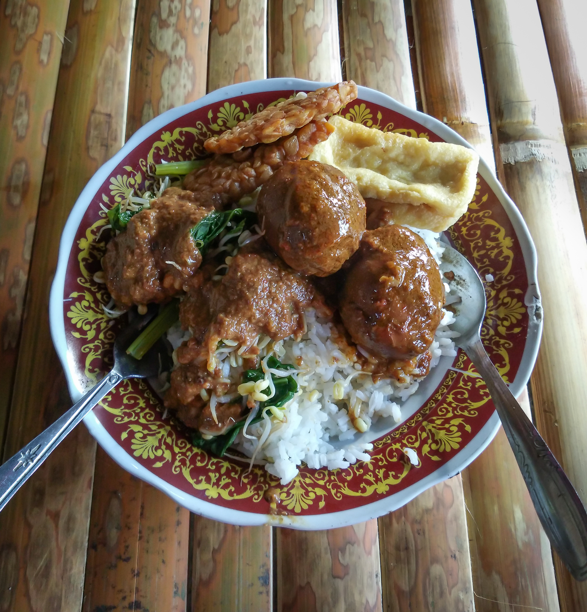 Savory Egyptian Kebda Iskandarani — Main Course served and photographed from above