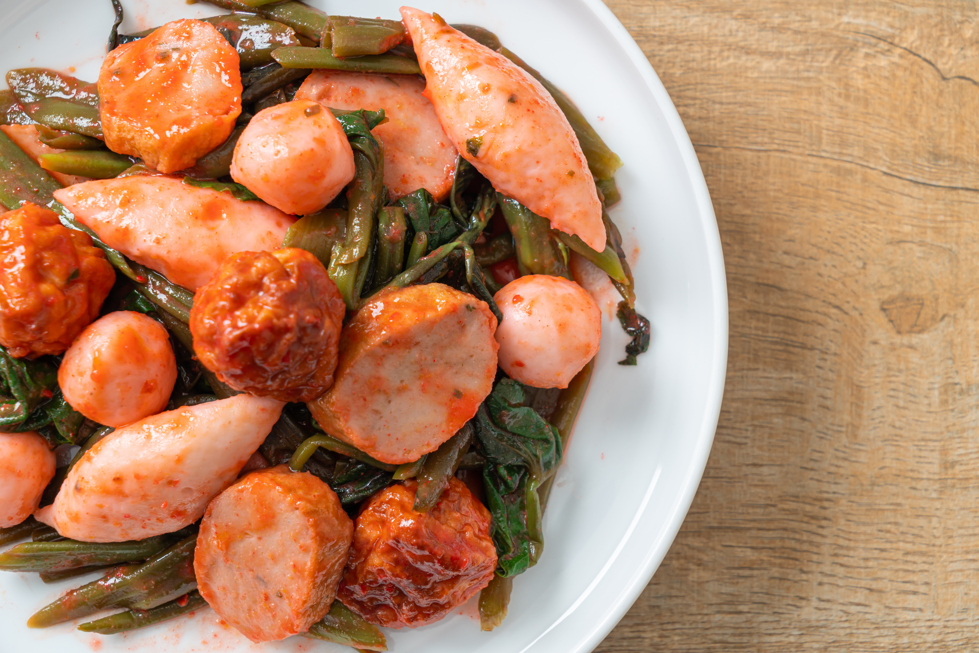 Spicy Cajun Crawfish Étouffée with Andouille Sausage — Main Course served and photographed from above